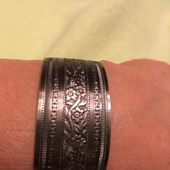 Pewter Cuff Bracelet, beautiful, 6” cuff - Picture 6 of 9